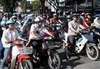 Về quy định mới xử phạt người dân đội mũ bảo hiểm rỏm