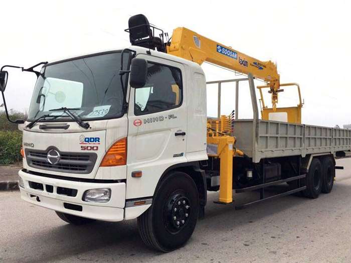 xe cẩu vận chuyển hàng hóa