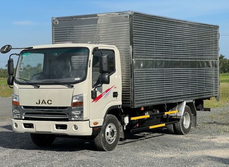 Xe tải chở hàng 5 tấn